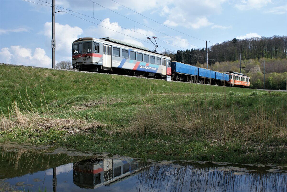 ASM BTI Aare Seeland mobil AG Biel-Täuffelen-Ins-Bahn: Be 4/4 304 + Fa 576 + Fa 571 + Fa 572 + Be 4/4 302, Zug 8281 Finsterhennen-Sutz, Mooskanal Lüscherzmoos, 22. April 2021.