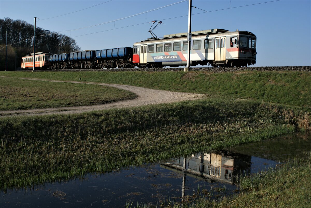 ASM BTI Aare Seeland mobil Biel-Täuffelen-Ins-Bahn: Be 4/4 304 + Fa 576 + Fa 571 + Fa 572 + Be 4/4 302, Zug 8233 Finsterhennen-Sutz, Mooskanal Lüscherzmoos, 23. April 2021.