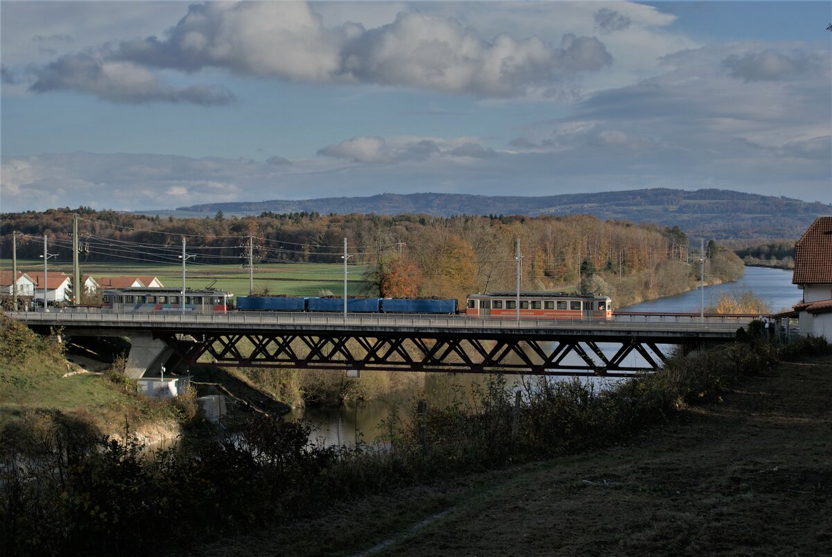 ASM BTI Aare Seeland mobil AG Biel-Täuffelen-Ins-Bahn: Be 4/4 302 + Fa 572 + Fa 571 + Fa 576 + Be 4/4 304, Zug 8286 Sutz-Finsterhennen, auf der Brücke über den Hagneck-Kanal mit dem Frienisberg im Hintergrund, Hagneck, 4. November 2021. Nach Mäh- und Rodungsarbeiten ist der talseitige Blick auf die Strassenbrücke und die dahinter stehende Bahnbrücke wieder für einige Zeit frei.
