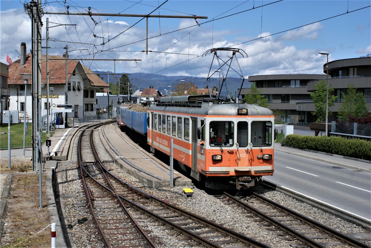 ASM BTI Aare Seeland mobil AG Biel-Täuffelen-Ins-Bahn: Be 4/4 302 + Fa 572 + Fa 571 + Fa 576 + Be 4/4 304, Zug 8286 Sutz-Finsterhennen, Lattrigen, 7. Mai 2021. Die Haltestelle und Kreuzungsstation Lattrigen genügt heutigen Anforderungen an Sicherheit und Komfort nicht mehr. Geplant ist ein längerer, breiterer und höherer Mittelbahnsteig mit gleisfreiem Zugang (Bau nach derzeitigem Planungsstand 2023).