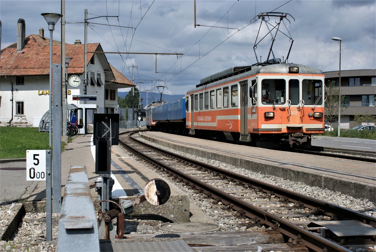 ASM BTI Aare Seeland mobil AG Biel-Täuffelen-Ins-Bahn: Be 4/4 302 + Fa 572 + Fa 571 + Fa 576 + Be 4/4 304, Zug 8286 Sutz-Finsterhennen, Lattrigen, 19. August 2021.