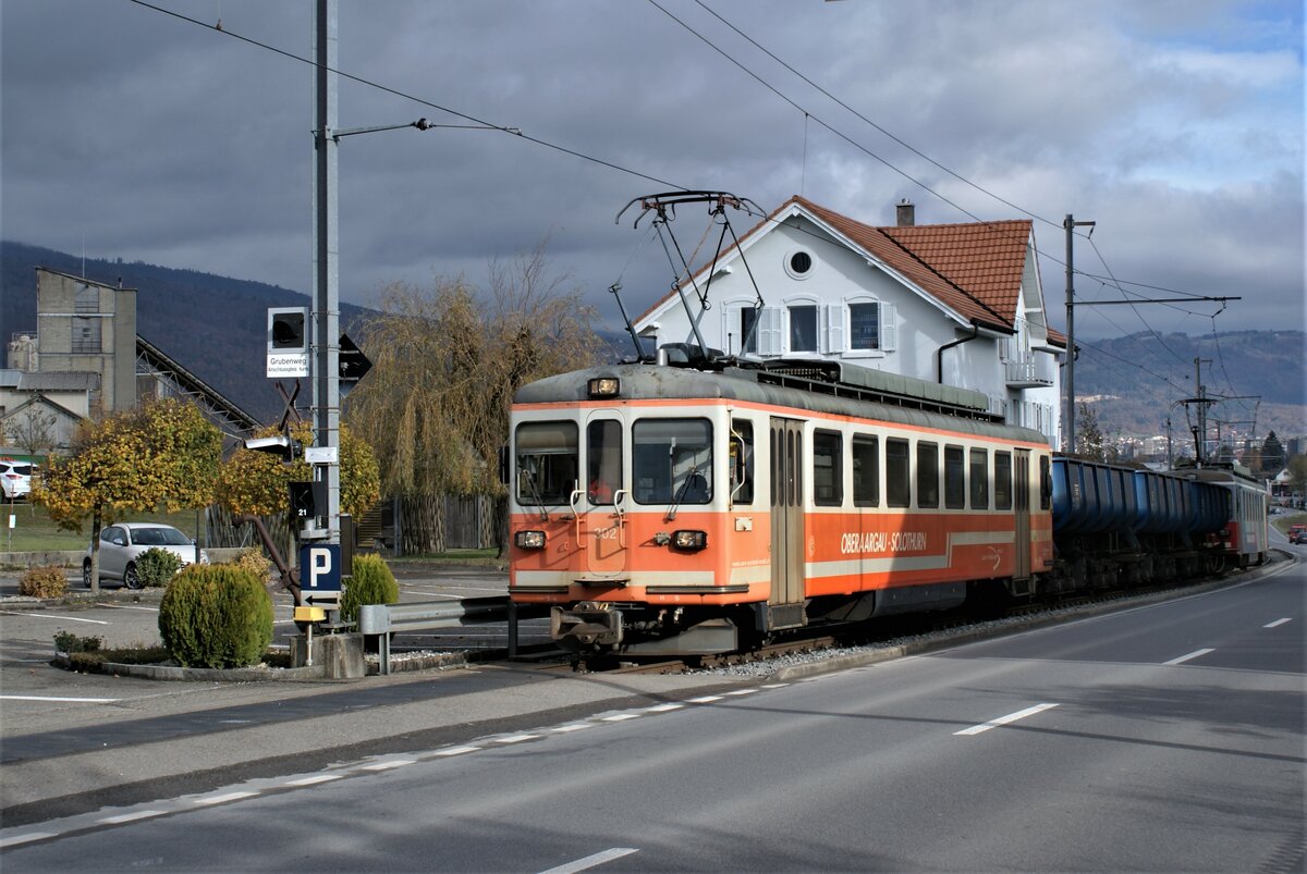 ASM BTI Aare Seeland mobil AG Biel-Täuffelen-Ins-Bahn: Be 4/4 302 + Fa 572 + Fa 571 + Fa 576 + Be 4/4 304, Zug 8250 Sutz-Finsterhennen, Sutz, 5. November 2021.