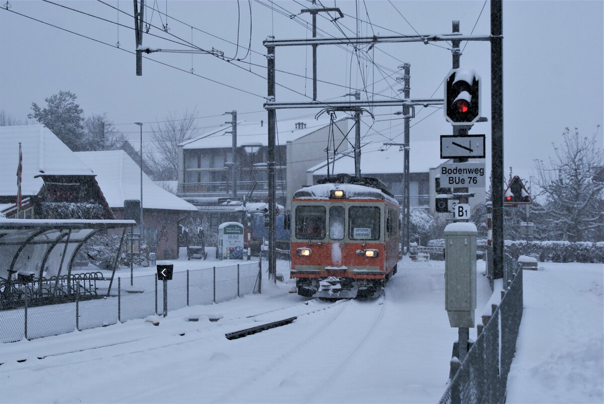 ASM BTI Aare Seeland mobil AG Biel-Täuffelen-Ins-Bahn: Be 4/4 302 + Fa 572 + Fa 571 + Fa 576 + Be 4/4 304, Zug 8250 Sutz-Finsterhennen, Ankunft in Täuffelen, 10. Dezember 2021. Zum letzten Mal führt Zug 8250 eine Ladung Aushub und Bauschutt vom Werk Sutz nach der Grube in Finsterhennen.