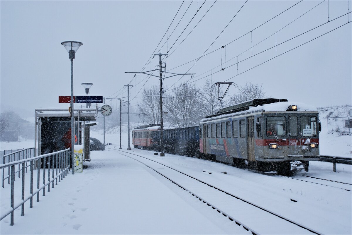 ASM BTI Aare Seeland mobil AG Biel-Täuffelen-Ins-Bahn: Be 4/4 304 + Fa 576 + Fa 571 + Fa 572 + Be 4/4 302, Zug 8245 Finsterhennen-Sutz, Anschlussgleis Grube Finsterhennen, 10. Dezember 2021. Zug 8245 brachte an diesem Tag die letzte Bahnladung Kies aus der Grube Finsterhennen zur Verarbeitung nach dem Werk Sutz. 