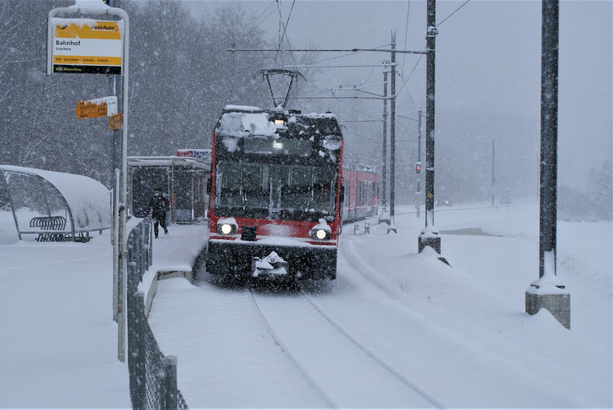 ASM BTI Aare Seeland mobil AG Biel-Täuffelen-Ins-Bahn: Be 2/6 503 + Be 2/6 510, Zug 7046 Biel-Ins, Haltestelle Lüscherz (oder gemäss PostAuto Schweiz AG  Lüscherz, Bahnhof ), 10. Dezember 2021. Schneefall führte an diesem Morgen innert kürzester Zeit zu tief winterlichen Verhältnissen.