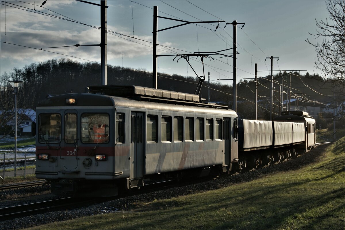 ASM BTI Aare Seeland mobil AG Biel-Täuffelen-Ins-Bahn: Be 4/4 304 + Fa 576 + Fa 571 + Fa 572 + Be 4/4 302, Anschlussgleis Grube Finsterhennen, 29. November 2021. Fast Feierabend für diesen Tag: Die Ladung von Zug 8286 Sutz-Finsterhennen ist abgekippt, die Komposition fährt zurück auf ihren Stammstandplatz zwischen Einstellhalle und Ausweiche Siselen. 