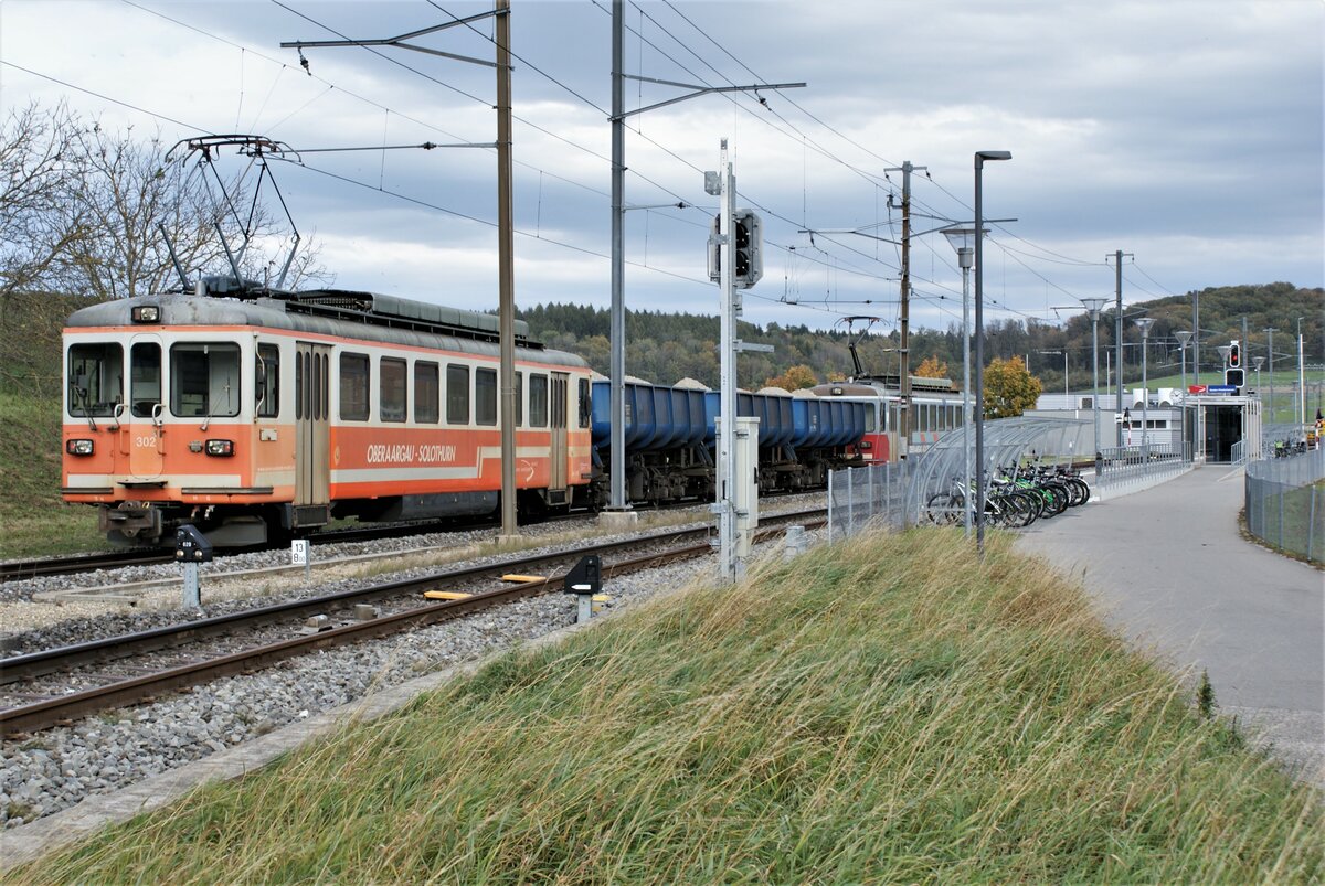ASM BTI Aare Seeland mobil AG Biel-Täuffelen-Ins-Bahn: Be 4/4 304 + Fa 576 + Fa 571 + Fa 572 + Be 4/4 302, Zug 8281 Finsterhennen-Sutz, Anschlussgleis Grube Finsterhennen, 20. Oktober 2021. Auch an diesem Tag blieb Zug 8281 wegen einer Gleisbelegung in der Anlage Siselen (rechts im Hintergrund) während der Mittagspause hier gegenüber der Haltestelle Siselen-Finsterhennen stehen.
