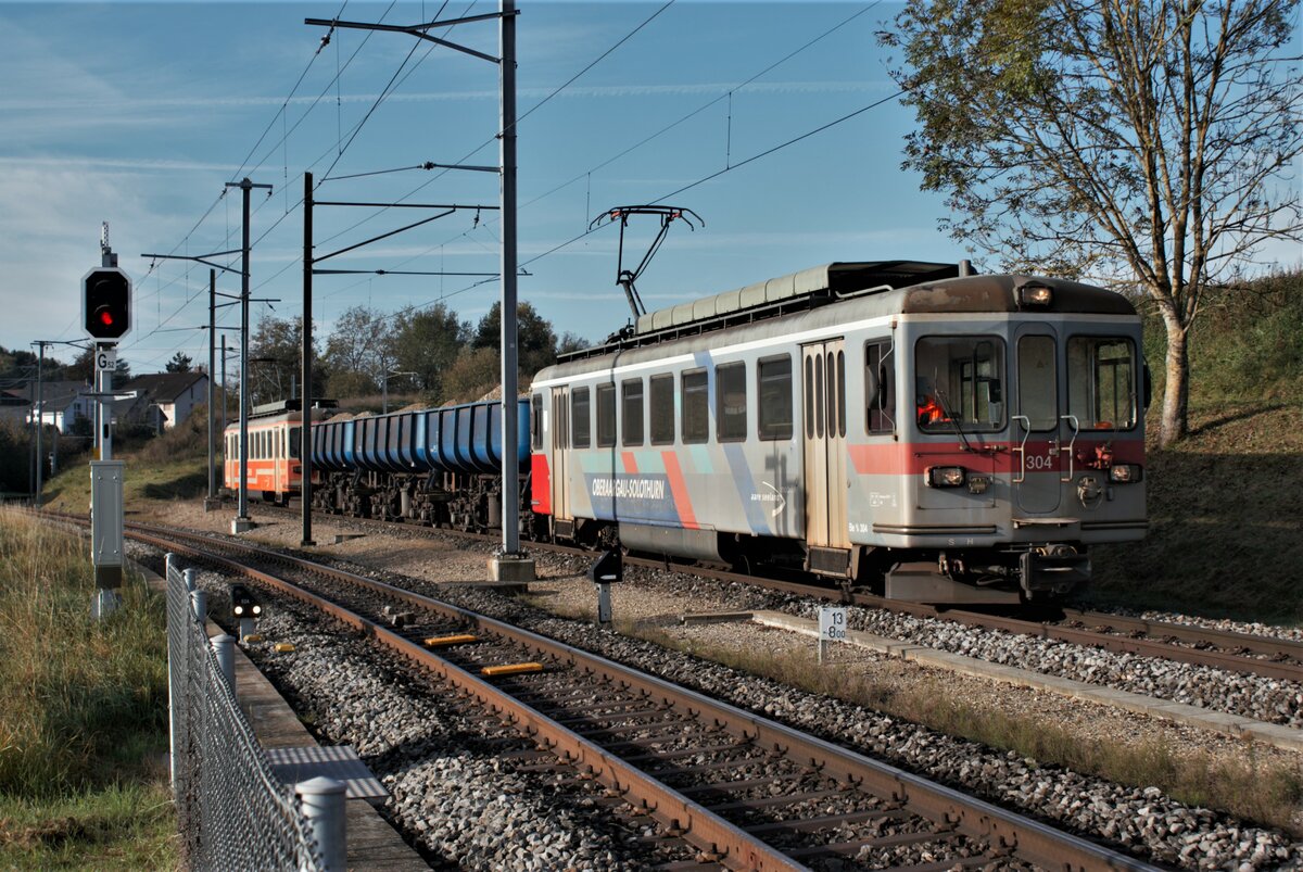 ASM BTI Aare Seeland mobil AG Biel-Täuffelen-Ins-Bahn: Be 4/4 304 + Fa 576 + Fa 571 + Fa 572 + Be 4/4 302, Zug 8245 Finsterhennen-Sutz, Anschlussgleis Grube Finsterhennen, 20. Oktober 2021. Der Zug hat eben die Grube verlassen und wird gleich die Fahrt nach Sutz antreten.