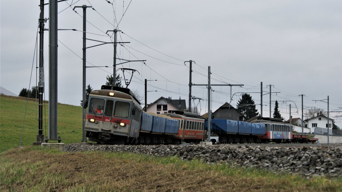 ASM BTI Aare Seeland mobil AG Biel-Täuffelen-Ins-Bahn: Be 4/4 304 + Fa 576 + Fa 571 + Fa 572 + Be 4/4 302, Zug 8281 Finsterhennen-Siselen, Siselen, 22. November 2021. Das Bild zeigt fast das gesamte vorhandene Kieszugrollmaterial. Es fehlt der in Biel stehende Be 4/4 525. Auf dem Abstellgleis: Fa 574 + Fa 575 + Fa 573 + Be 4/4 525, sowie K 587 + K 586 + Xa (ex Ua) 593. 
