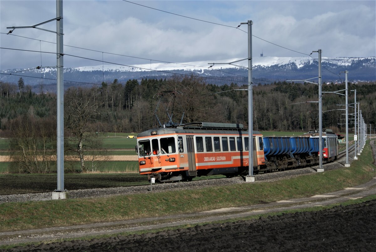 ASM BTI Aare Seeland mobil AG Biel-Täuffelen-Ins-Bahn: Be 4/4 302 + Fa 572 + Fa 571 + Fa 576 + Be 4/4 304, Zug 8238 Sutz-Finsterhennen, Lüscherzmoos (km 12,4), 12. März 2021. Den Horizont begrenzt der schneebedeckte Chasseral.