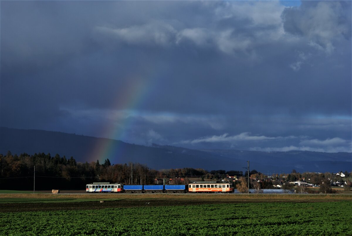 ASM BTI Aare Seeland mobil AG Biel-Täuffelen-Ins-Bahn: Be 4/4 302 + Fa 572 + Fa 571 + Fa 576 + Be 4/4 304, Zug 8286 Sutz-Finsterhennen, Lüscherzmoos, 5. November 2021. Regen über dem Bielersee!