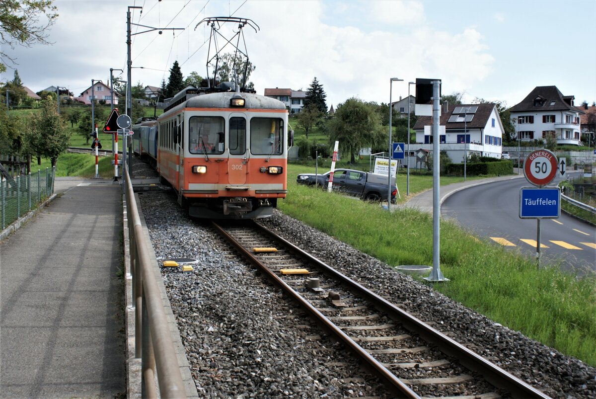 ASM BTI Aare Seeland mobil AG Biel-Täuffelen-Ins-Bahn: Be 4/4 302 + Fa 572 + Fa 571 + Fa 576 + Be 4/4 304, Zug 8250 Sutz-Finsterhennen, Täuffelen, 31. August 2021. Die Rampe von Täuffelen Station nach Hagneck fällt mit maximal 45 Promille. 