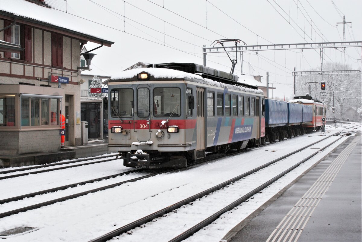 ASM BTI Aare Seeland mobil AG Biel-Täuffelen-Ins-Bahn: Be 4/4 304 + Fa 576 + Fa 571 + Fa 572 + Be 4/4 302, Zug 8281 Finsterhennen-Sutz, Täuffelen. Zug 8281 wartet auf Zug 7082 Biel-Ins, der Gleis 3 benutzen wird. 