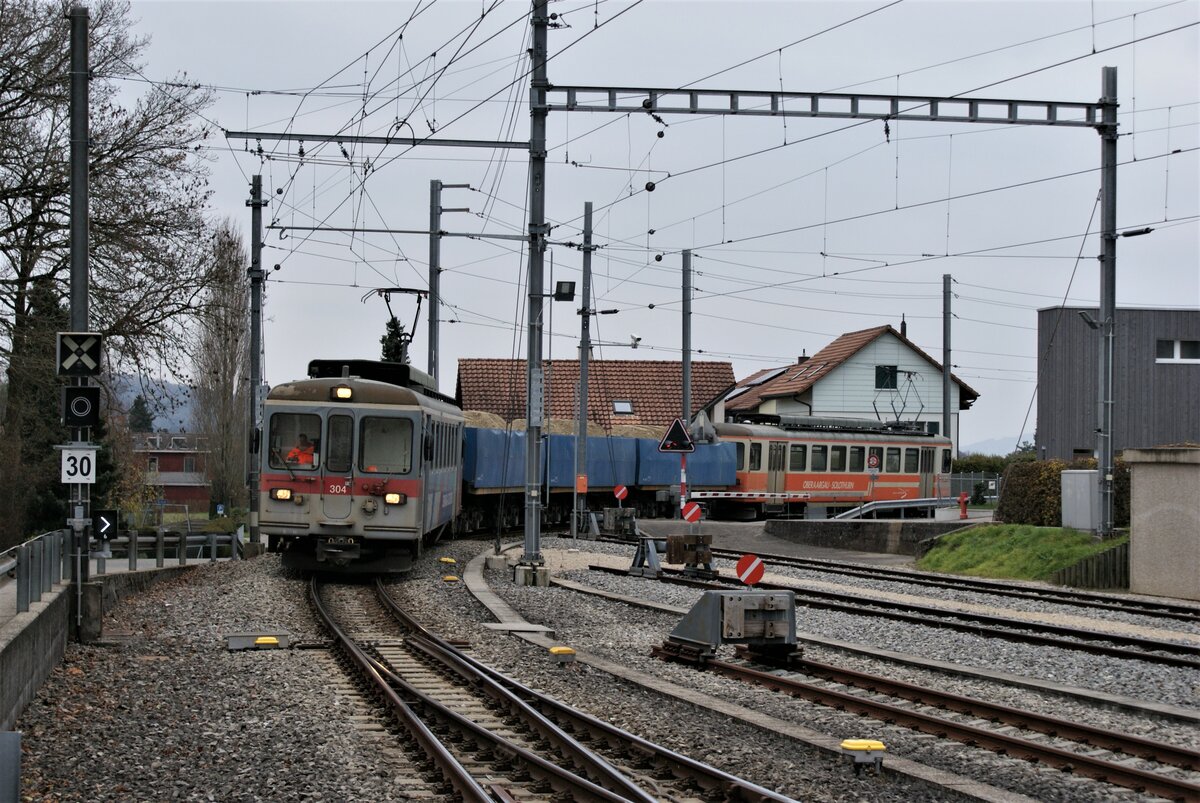 ASM BTI Aare Seeland mobil AG Biel-Täuffelen-Ins-Bahn: Be 4/4 304 + Fa 576 + Fa 571 + Fa 572 + Be 4/4 302, Zug 8281 Finsterhennen-Sutz, Einfahrt in die Station Täuffelen.