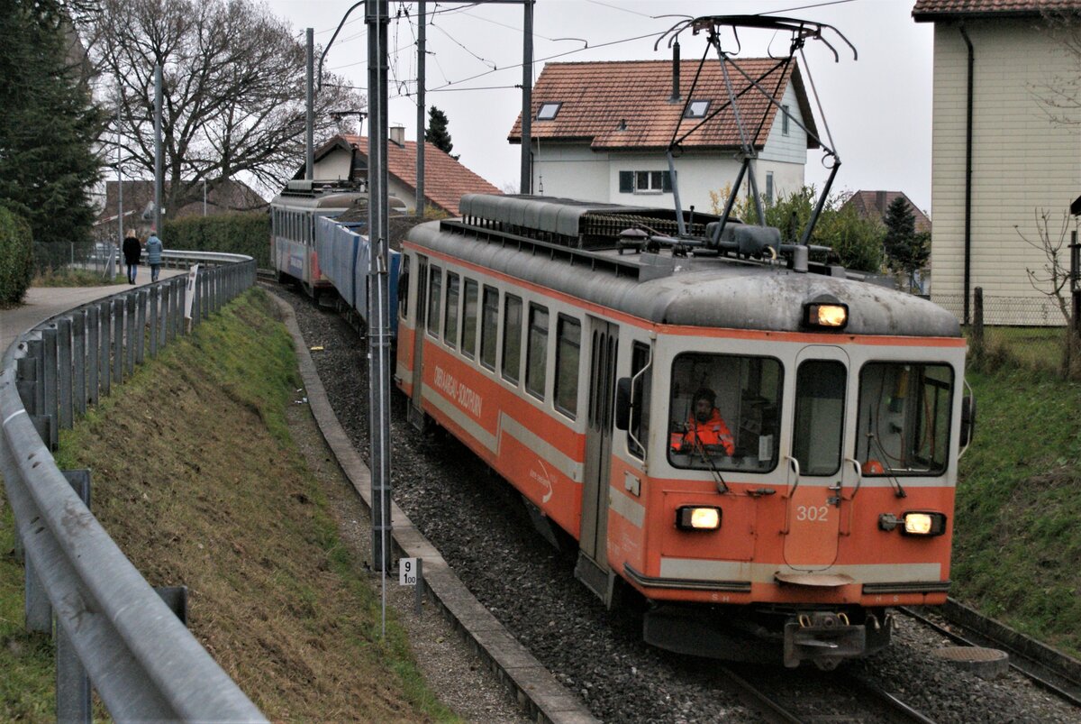 ASM BTI Aare Seeland mobil AG Biel-Täuffelen-Ins-Bahn: Be 4/4 302 + Fa 572 + Fa 571 + Fa 576 + Be 4/4 304, Zug 8286 Sutz-Finsterhennen, Täuffelen. Der Zug hat eben die Station Täuffelen verlassen und beginnt die Talfahrt nach Hagneck.