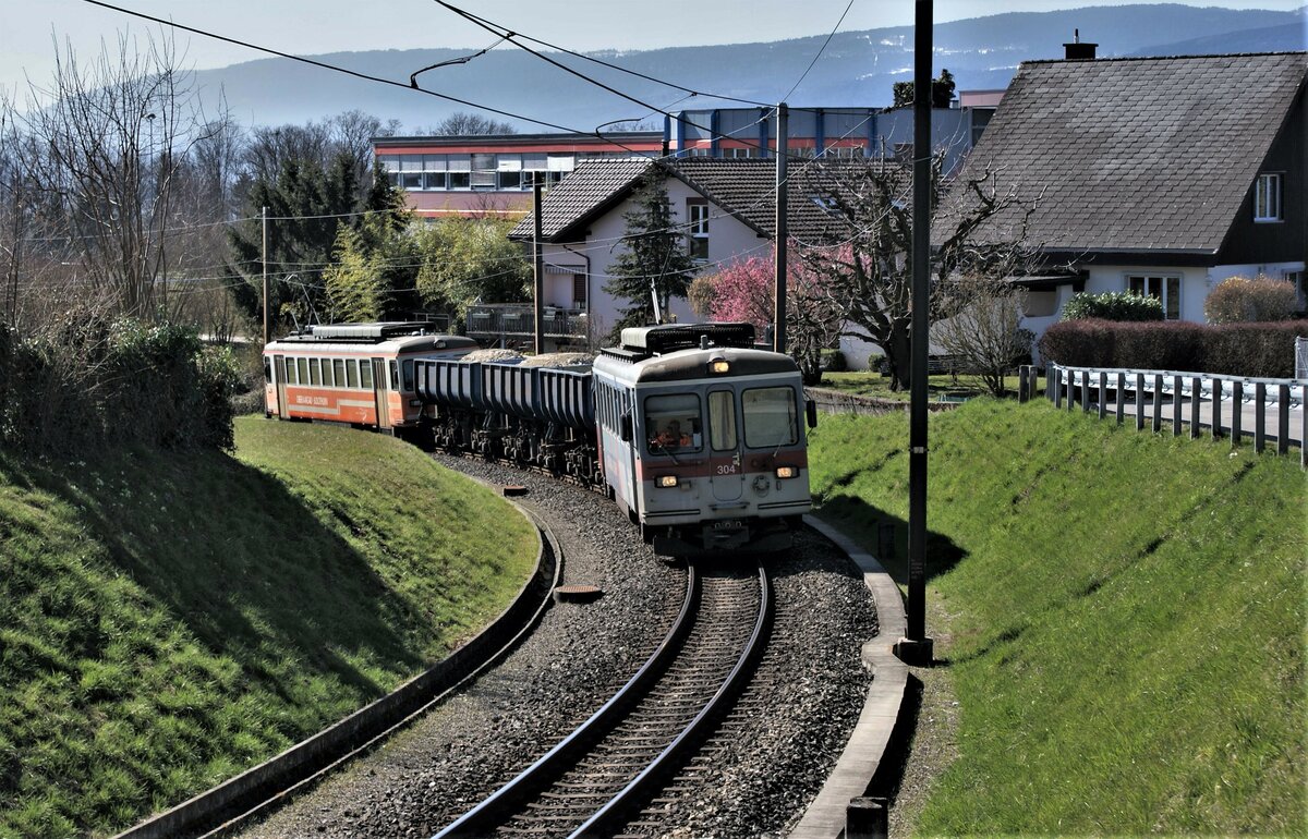 ASM BTI Aare Seeland mobil AG Biel-Täuffelen-Ins-Bahn: Be 4/4 304 + Fa 576 + Fa 571 + Fa 572 + Be 474 302, Zug 8281 Finsterhennen-Sutz, Täuffelen (Rampe Hagneck-Täuffelen, Steigung maximal 45 Promille).