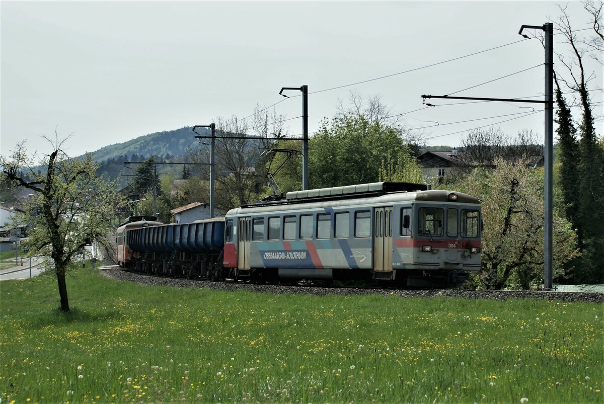 ASM BTI Aare Seeland mobil AG Biel-Täuffelen-Ins-Bahn: Be 4/4 304 + Fa 576 + Fa 571 + Fa 572 + Be 4/4 302, Zug 8281 Finsterhennen-Sutz, Chrömli Täuffelen (Rampe Hagneck-Täuffelen, Steigung maximal 45 Promille).