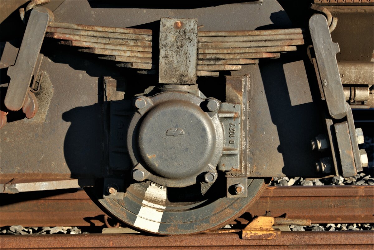 ASM BTI Aare Seeland mobil AG Biel-Täuffelen-Ins-Bahn: Fa 573, Siselen, 26. Februar 2022. Die Marke mit dem Buchstaben V, der einen stilisierten Eisenbahnwaggon umschliesst, steht für den VEB Waggonbau Görlitz und soll ab 1979 verwendet worden sein.