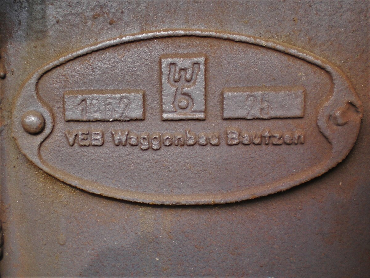 ASM BTI Aare Seeland mobil AG Biel-Täuffelen-Ins-Bahn: Herstellerschild an einem der Drehgestelle der Fa 571-576, Siselen-Finsterhennen, 17. März 2022. Dieses einzige solche Schild könnte sich auf ein Baulos von Drehgestellen beziehen. Herstellerschilder des Waggonbauers (Arad?) fehlen (soweit feststellbar). 