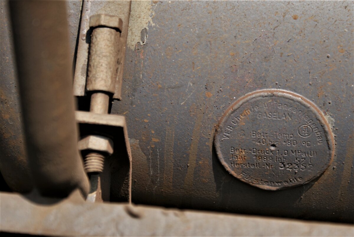ASM BTI Aare Seeland mobil AG Biel-Täuffelen-Ins-Bahn: Herstellerschild an einem der Druckluftbehälter des Fa 572, Finsterhennen, 20. März 2022.