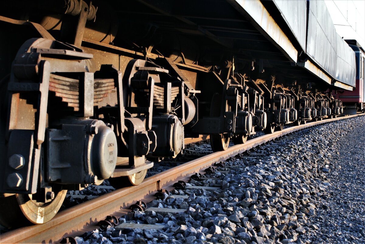 ASM BTI Aare Seeland mobil AG Biel-Täuffelen-Ins-Bahn: Fa 574 + Fa 575 + Fa 573 + Be 4/4 525, Kippseite, Siselen, 10. März 2022. Die Aufnahme entstand unter Nutzung eines Zoomobjektives an einem nicht eingezäunten Stumpfgeleise von der Seite eines öffentlichen Weges aus. 