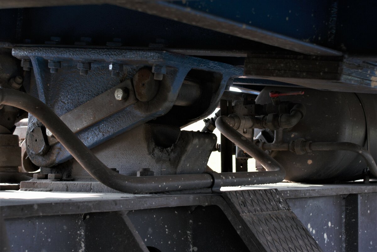 ASM BTI Aare Seeland mobil AG Biel-Täuffelen-Ins-Bahn: Fa 573, mittlerer Lagerbock des Kippkastens, Kippkasten in Transportstellung, Siselen, 20. März 2022. Der Kippkasten lagert auf fünf derartigen Böcken.