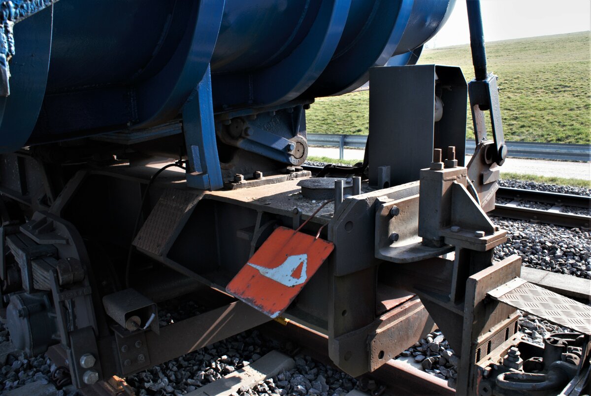 ASM BTI Aare Seeland mobil AG Biel-Täuffelen-Ins-Bahn: Fa 573, Lagerbock des Kippkastens, Kippkasten in Transportstellung, Siselen, 20. März 2022. Der Kippkasten lagert auf fünf derartigen Böcken. Der Fa 573 verfügt über eine Uebergangskupplung zur GF-Kupplung der Triebwagen.