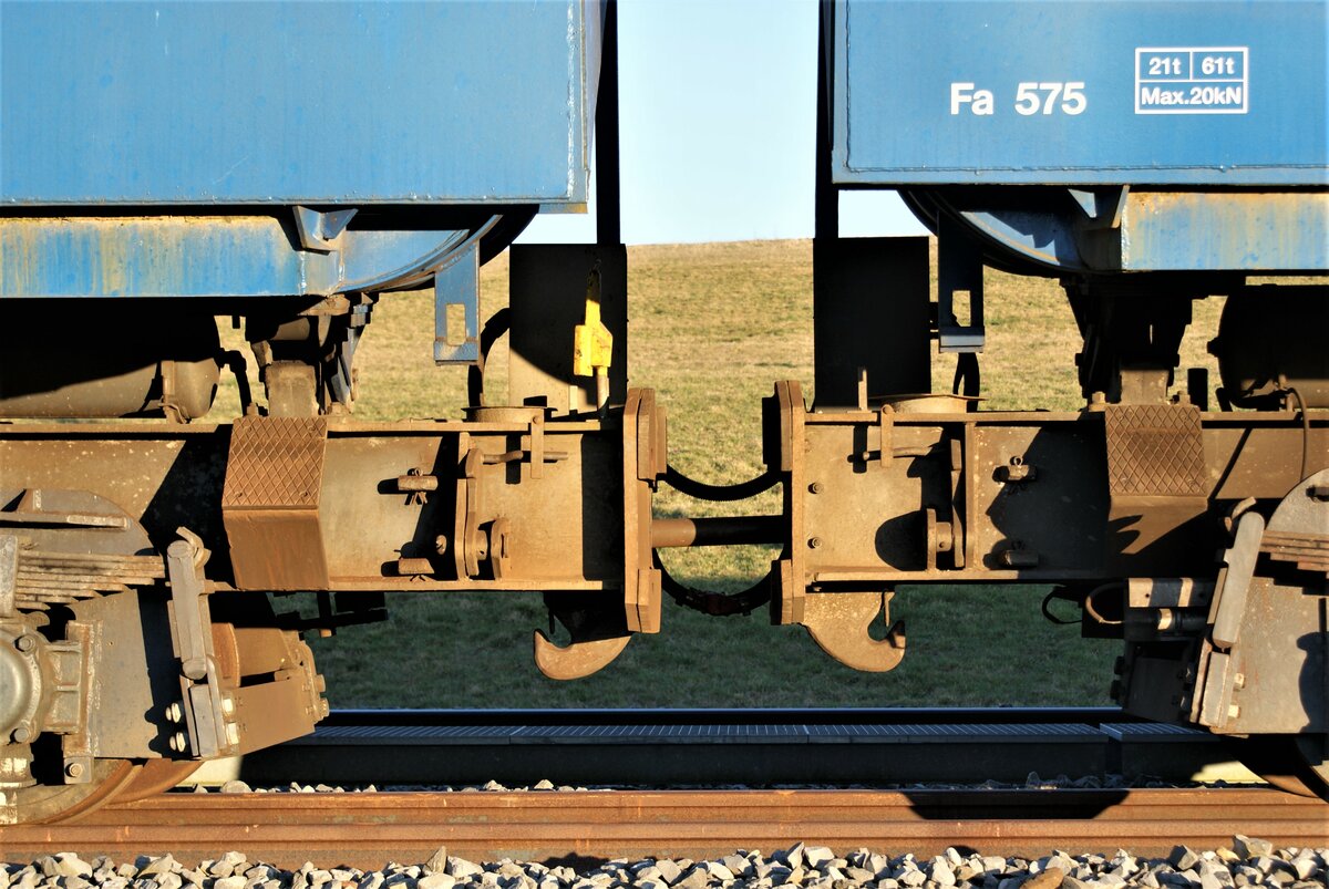 ASM BTI Aare Seeland mobil AG Biel-Täuffelen-Ins-Bahn: Fa 575 + Fa 574, Siselen, 26. Februar 2022. Die Fa 571-576 kuppeln unter sich mit einer Kuppelstange.