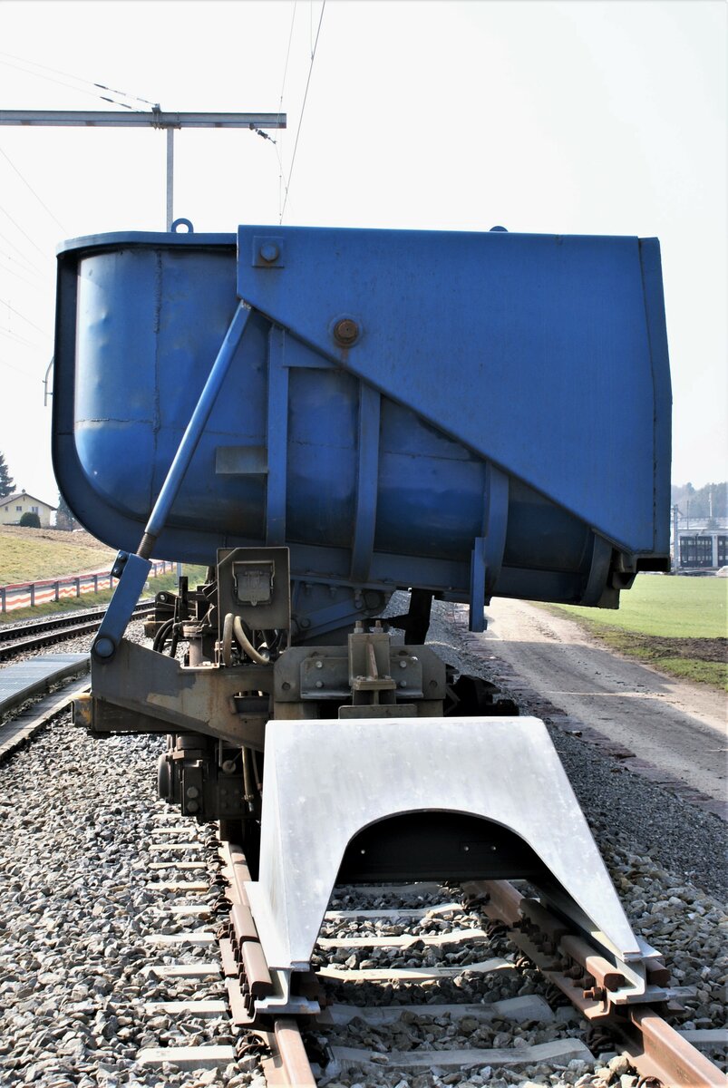 ASM BTI Aare Seeland mobil AG Biel-Täuffelen-Ins-Bahn: Fa 574, Queransicht des Kippkastens mit Entladeklappe (Hubseite links, Kipp- oder Entladeseite rechts), Siselen, 12. März 2022.