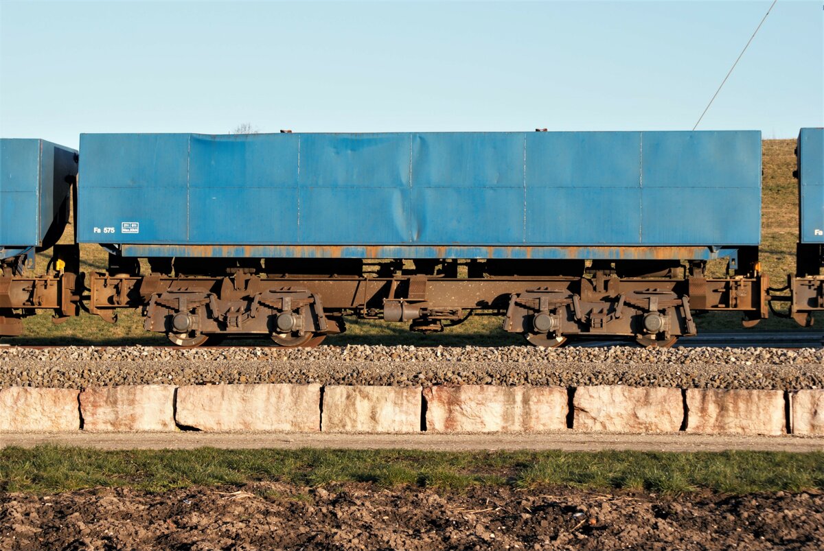 ASM BTI Aare Seeland mobil AG Biel-Täuffelen-Ins-Bahn: Fa 575, Kipp- oder Entladeseite, Siselen, 26. Februar 2022. 