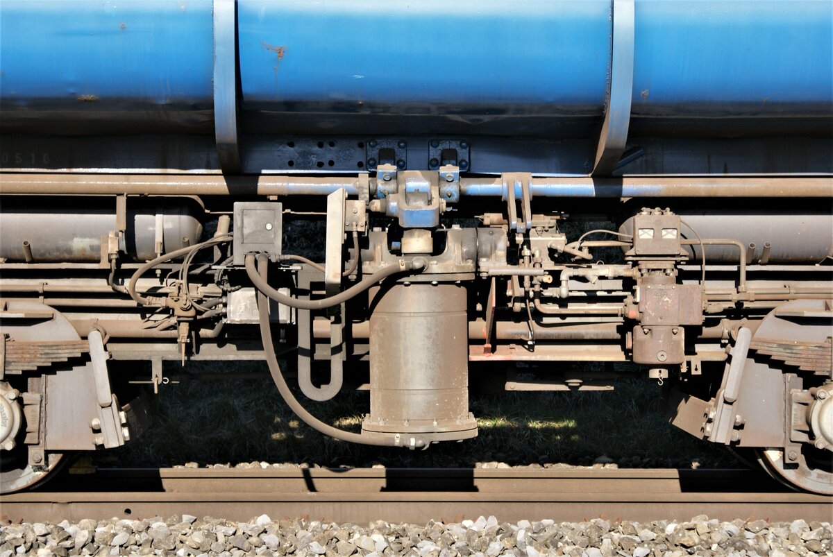 ASM BTI Aare Seeland mobil AG Biel-Täuffelen-Ins-Bahn: Pneumatischer Hubzylinder am Fa 576, Finsterhennen, 27. Februar. 