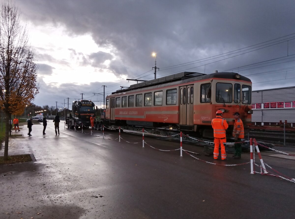 ASM BTI Aare Seeland mobil AG Biel-Täuffelen-Ins-Bahn: Be 4/4 302, Siselen, 22. November 2022. An diesem Tag wurden die Be 4/4 525, 523, 304 und 302 (in dieser Reihenfolge) zur Verschrottung abtransportiert. Als Letzter verliess der Be 4/4 302 Siselen am Abend in der Dämmerung. 