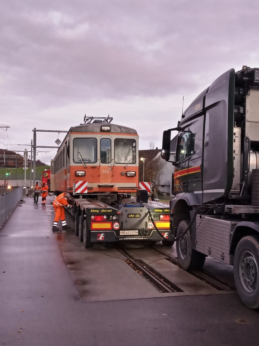 ASM BTI Aare Seeland mobil AG Biel-Täuffelen-Ins-Bahn: Be 4/4 302, Verlad zum Abtransport zur Verschrottung, Siselen, 22. November 2022.