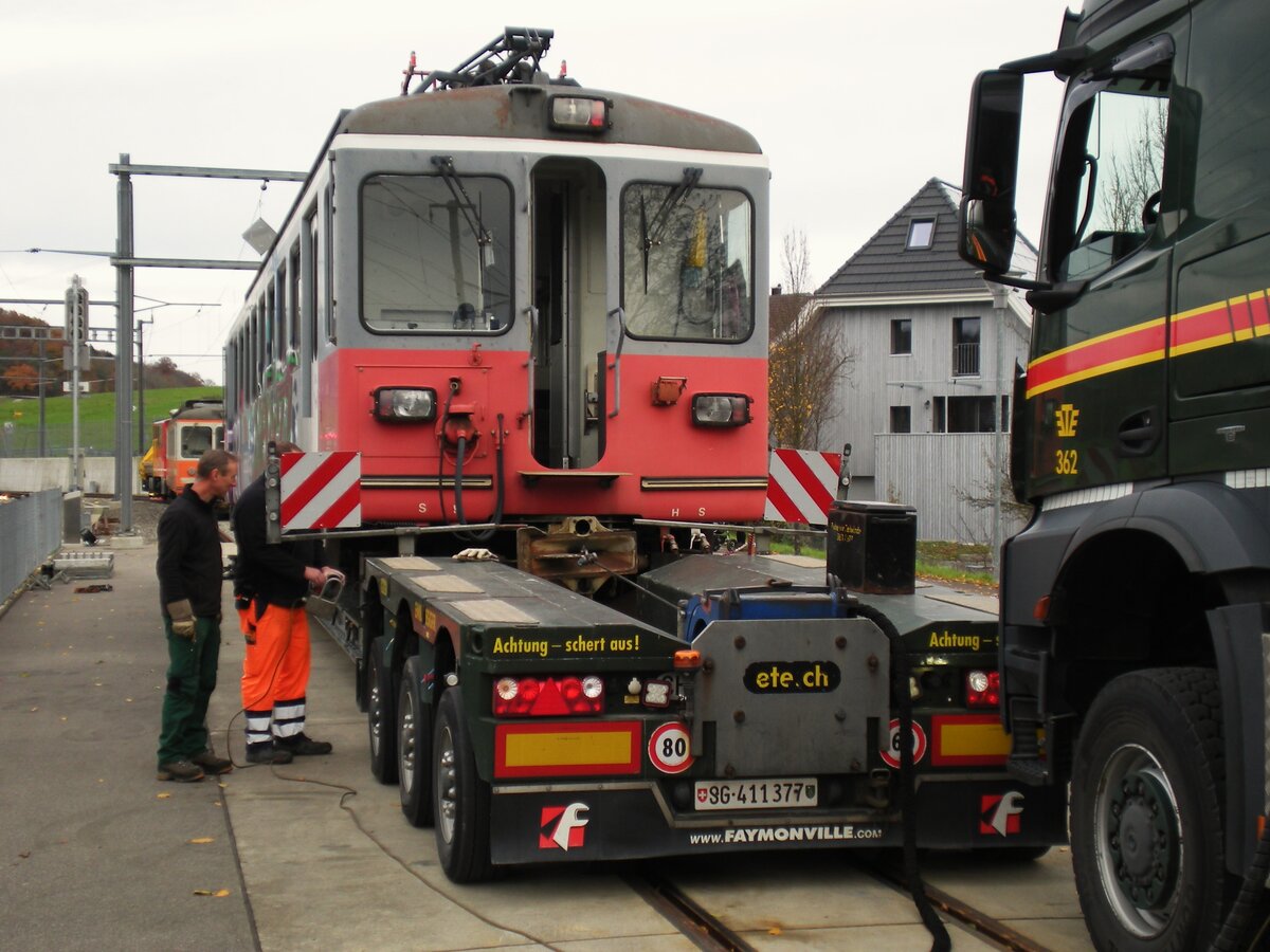 ASM BTI Aare Seeland mobil AG Biel-Täuffelen-Ins-Bahn: Be 4/4 525, Verlad mittels Seilwindenzug, Siselen, 21. November 2022.