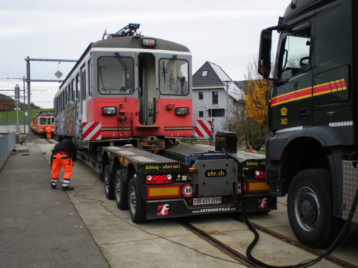 ASM BTI Aare Seeland mobil AG Biel-Täuffelen-Ins-Bahn: Be 4/4 525, Verlad mittels Seilwindenzug, Siselen, 21. November 2022.