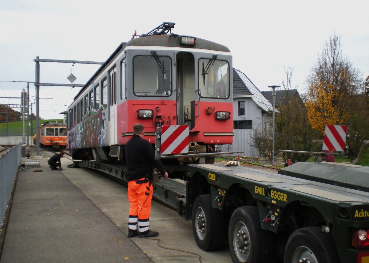 ASM BTI Aare Seeland mobil AG Biel-Täuffelen-Ins-Bahn: Be 4/4 525, Verlad mittels Seilwindenzug, 21. November 2022.