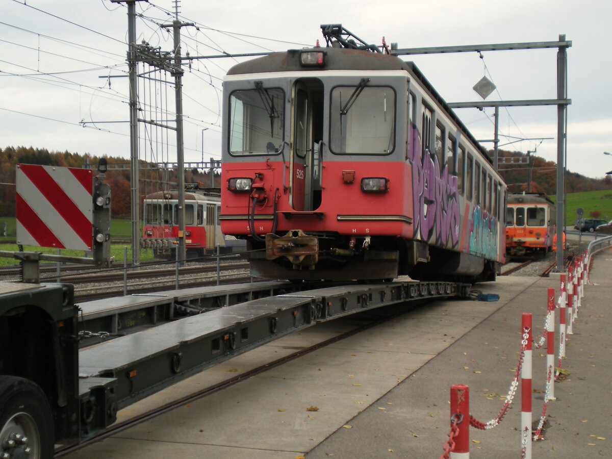 ASM BTI Aare Seeland mobil AG Biel-Täuffelen-Ins-Bahn: Be 4/4 525, Verlad mittels Seilwindenzug, Siselen, 21. November 2022. Im Hintergrund stehen Be 4/4 304 (links) und Be 4/4 523 (rechts). Der Be 4/4 525 blieb über Nacht verladen in Siselen stehen und wurde am Folgetag als erster der vier Triebwagen abtransportiert zur Verschrottung.