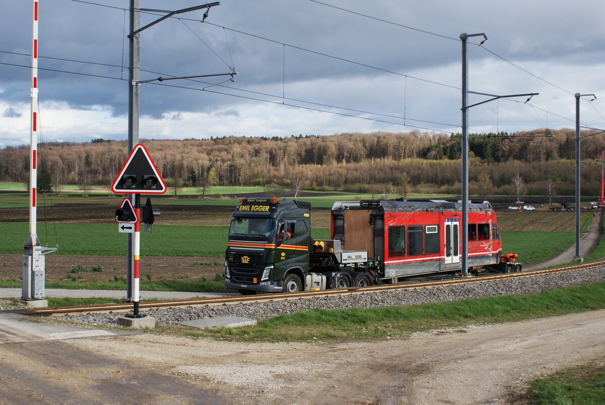 ASm BTI Aare Seeland mobil AG Biel-Täuffelen-Ins-Bahn: Abtransport von Wagenteil 506.2, Lüscherz Haltestelle, 1. April 2023 (kurz nach 18 Uhr).