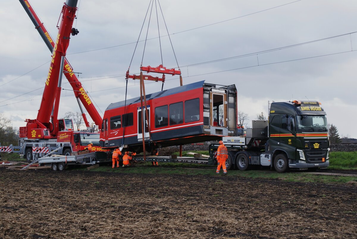 ASm BTI Aare Seeland mobil AG Biel-Täuffelen-Ins-Bahn: Verlad des Wagenteiles 506.2 auf den Strassentransporter, Lüscherzmoos, 1. April 2023.
