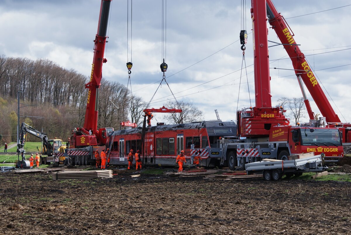 ASm BTI Aare Seeland mobil AG Biel-Täuffelen-Ins-Bahn: GTW 506, Lüscherzmoos, 1. April 2023. Zum Abtransport auf der Strasse muss der GTW in zwei Einheiten getrennt werden. 