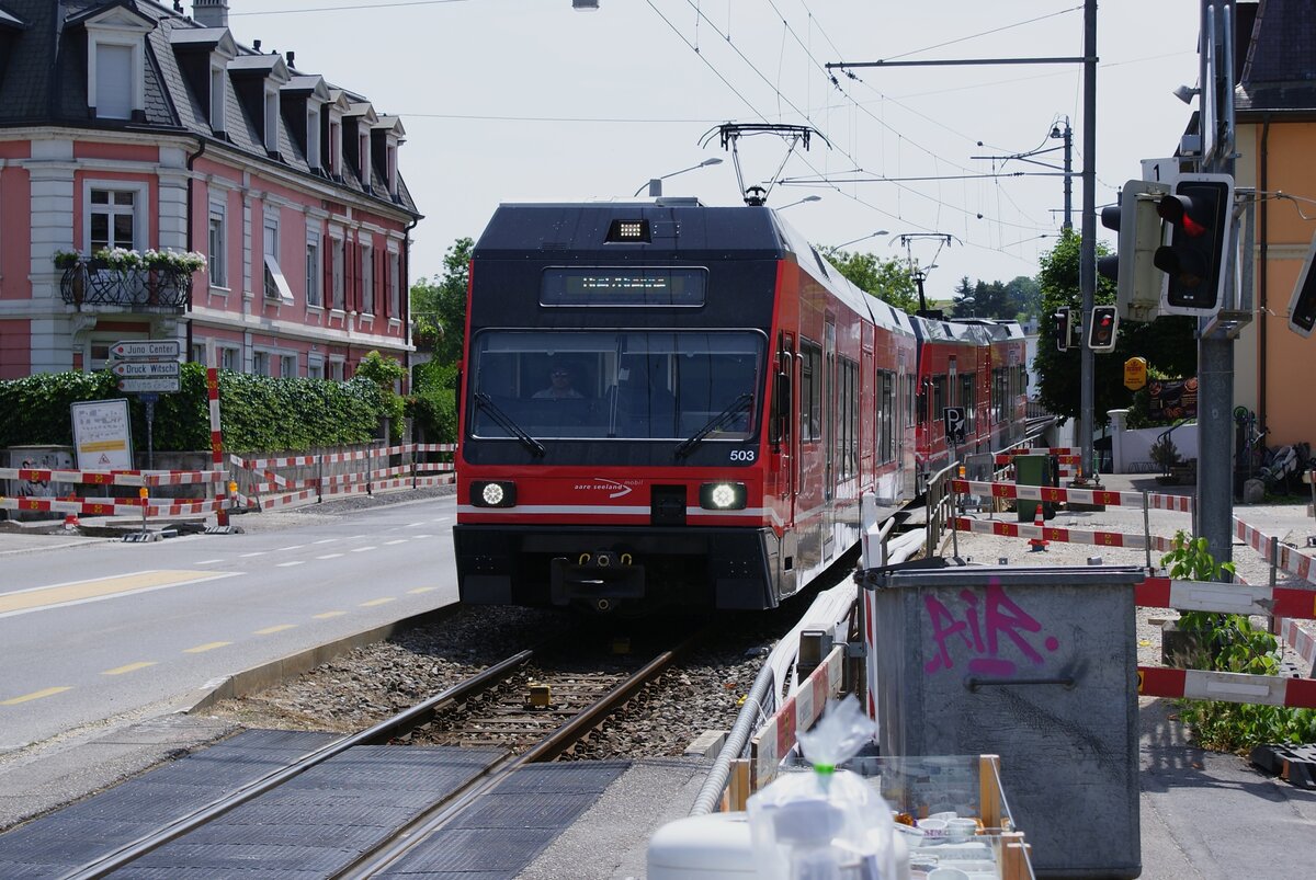 ASm BTI Aare Seeland mobil AG Biel-Täuffelen-Ins-Bahn: GTW 503 + 509, Zug 7077 Ins-Biel, Nidau, 20. Juni 2023. Der Zug hat hier eben die Brücke über den Nidau-Büren-Kanal verlassen und wird nach wenigen Metern gleich die Hauptstrasse queren.