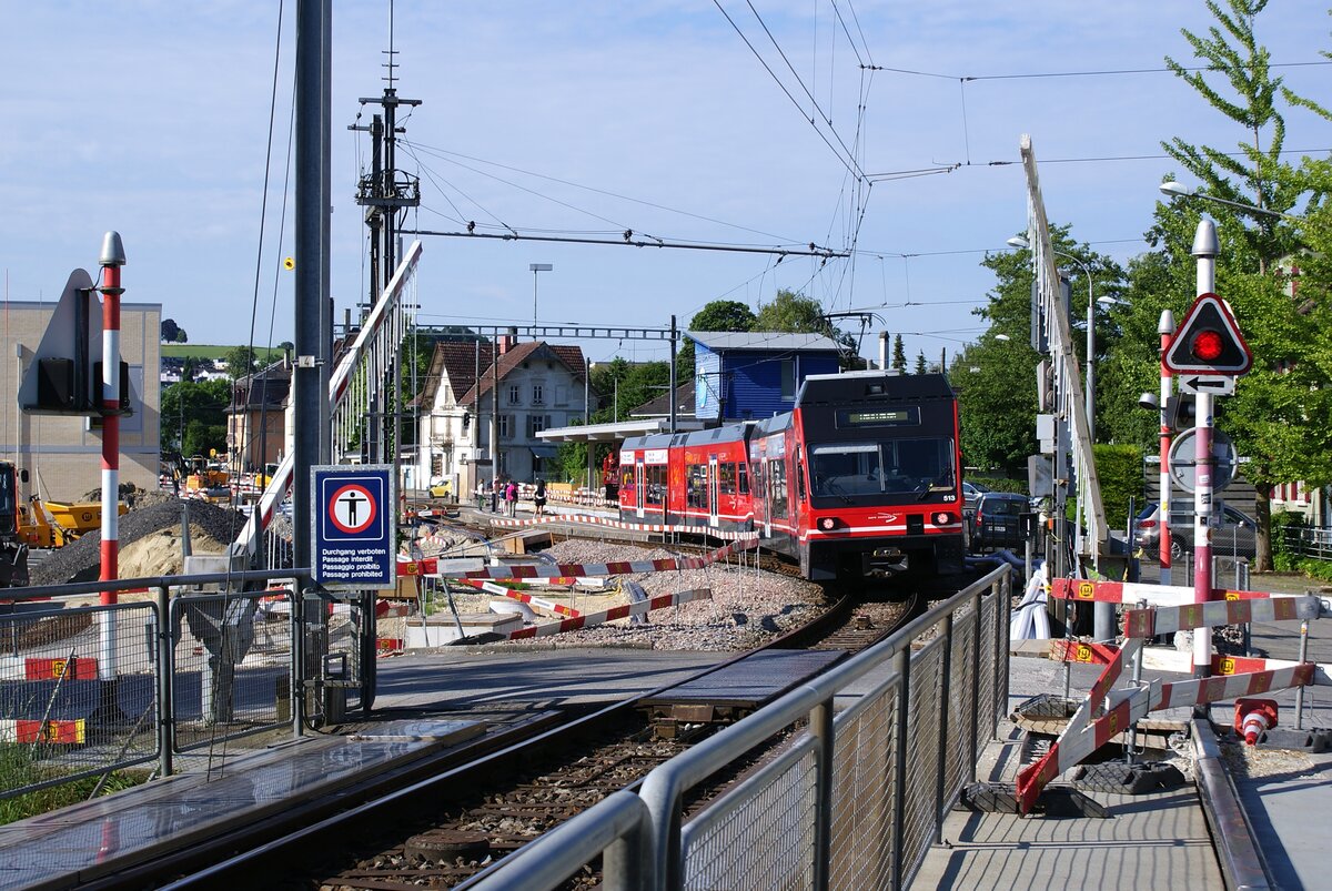 ASm BTI Aare Seeland mobil AG Biel-Täuffelen-Ins-Bahn: GTW 512 + 513, Zug 8070 Biel-Täuffelen, einfahrend in die Station, Nidau, 13. Juni 2023. Die Station Nidau liegt beidseits zwischen Niveauübergängen. Standort des Fotografen: Rad- und Fusswegbrücke über die Zihl. 