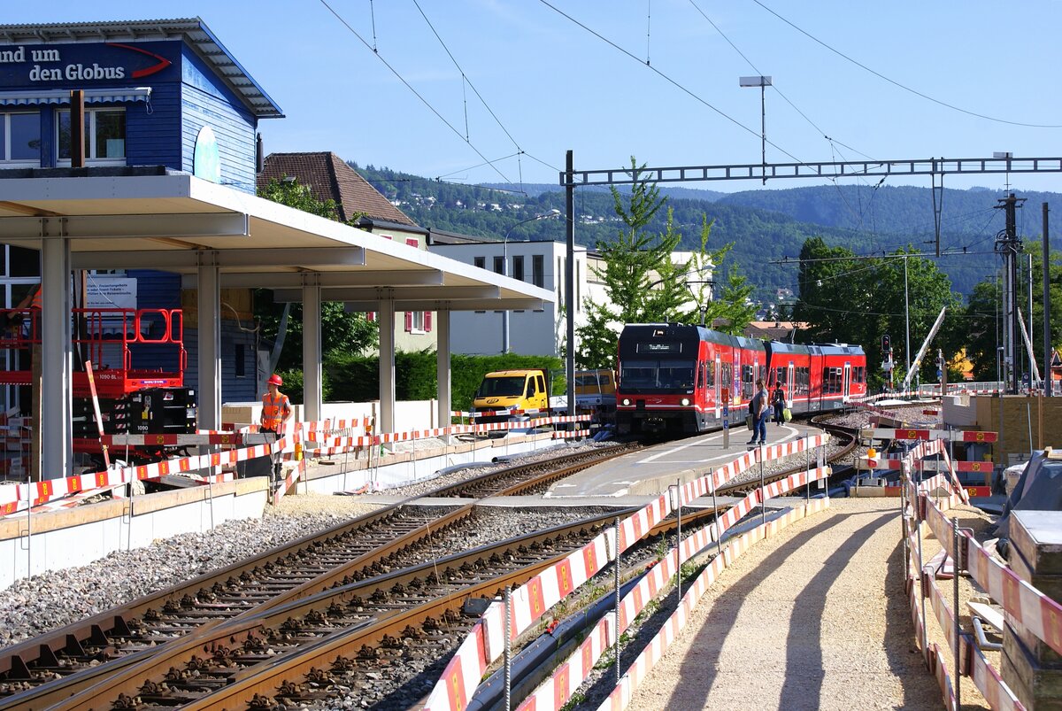 ASm BTI Aare Seeland mobil AG Biel-Täuffelen-Ins-Bahn: GTW 507 + 502, Zug 8042 Biel-Täuffelen, Nidau, 13. Juni 2023. Die Bahnsteigüberdachung bildet bereits Teil des Neubaus mit zwei Aussenperrons (das zweite am rechten Bildrand).