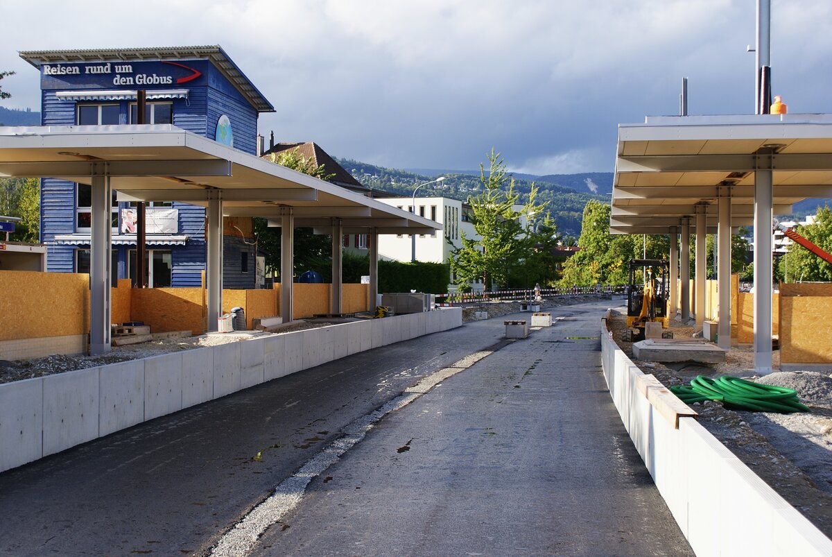 ASm BTI Aare Seeland mobil AG Biel-Täuffelen-Ins-Bahn: Neubau der Station, Nidau, 6. August 2023. Die verdichtete Kiesschicht hat einen Deckbelag erhalten.