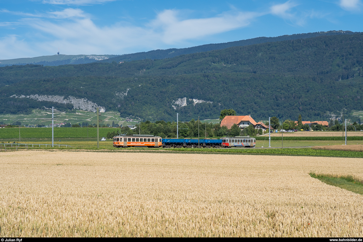 ASm-BTI Be 4/4 302 und 304 mit Kieszug am 9. Juli 2020 zwischen Lattrigen und Mörigen.
