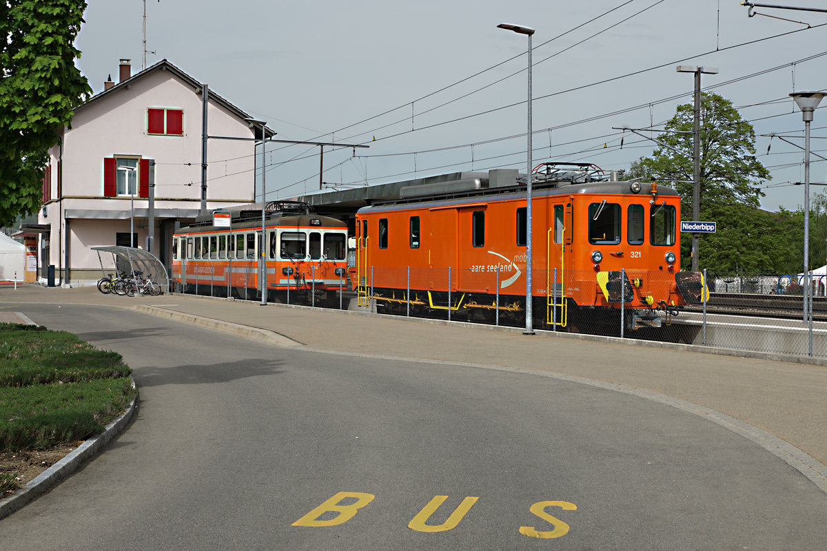ASm: De 4/4 321 und Be 4/4 104 warteten nach dem Jubiläumsfest 100 Jahre Bipperlisi am 29. April 2018 auf dem Gleis 12 gemeinsam auf die Rückfahrt nach Langenthal.
Foto: Walter Ruetsch