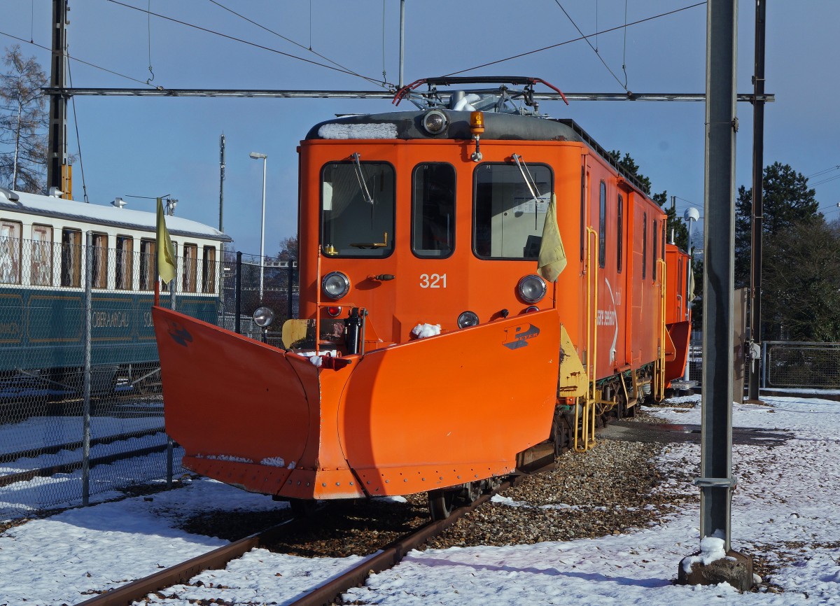 ASm: Die Aare Seeland mobil ist für einen harten Winter gerüstet. Der De 4/4 321 steht in Langenthal mit den Schneepflügen X 194 und X 195 für den Winterdienst bereit. Die Aufnahme ist am 30. November 2013 entstanden.
Foto: Walter Ruetsch 