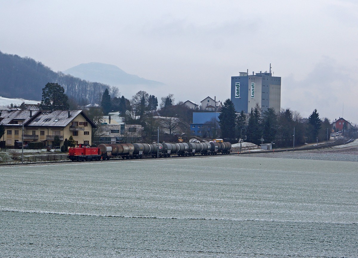 ASm: Die Em 327 (ex Sersa Am 847 957-8, ex DB 211 215-9 bzw. V 100 1215) brachte am 19. Januar 2015 bei sehr kaltem und trübem Wetter beladene Kesselwagen zum Tanklager Oberbipp. Die Aufnahme ist auf dem Dreischienengeleise bei Buchli-Oberbpp entstanden.
Foto: Walter Ruetsch 