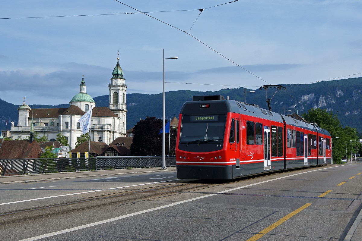 ASm: Die Stadt Solothurn hat auch ein TRAM, da die ASm in Solothurn als Strassenbahn verkehrt. Be 4/8 115 vor der Kulisse der St. Ursen Kathedrale, dem Wahrzeichen von Solothurn am 25. Mai 2014.
Foto: Walter Ruetsch