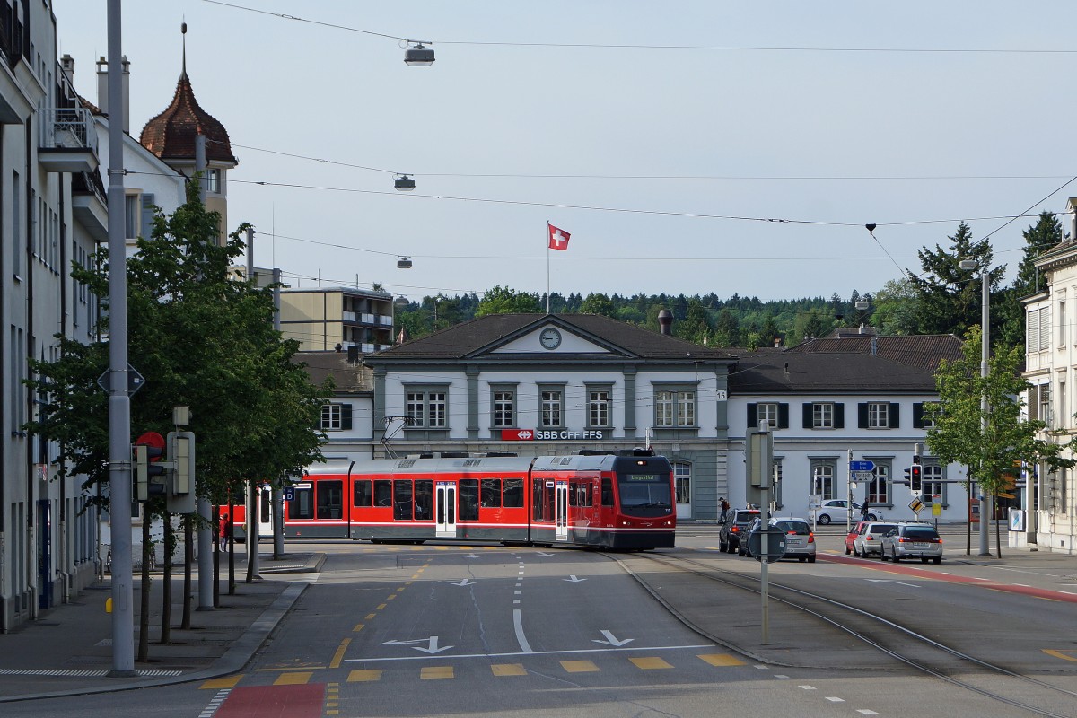 ASm: Die Stadt Solothurn hat auch ein TRAM, da die ASm in Solothurn als Strassenbahn verkehrt. Be 4/8 115 vor der Kulisse des Solothurner Hauptbahnhofs am 25. Mai 2014.
Foto: Walter Ruetsch